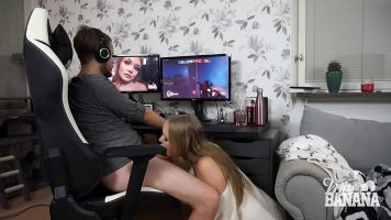 أثناء جلوسه على الكمبيوتر ، تأتي صديقته وتطلب منه ممارسة لعبة جنسية سريعة